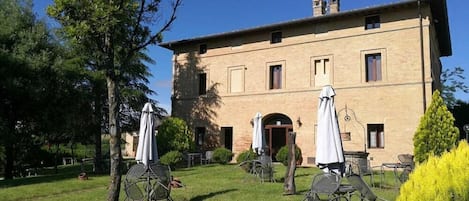 Aamiainen ja illallinen; italialainen keittiö, näkymät puutarhaan