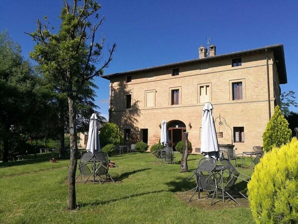 Petit déjeuner et dîner servis sur place, vue sur le jardin