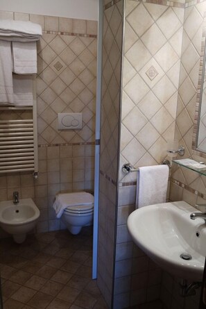 Een douche, gratis toiletartikelen, een haardroger, badjassen