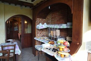 Breakfast and dinner served - Fonte dei Tufi (Siena)