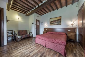 Minibar, in-room safe, desk, laptop workspace - Fonte dei Tufi (Siena)