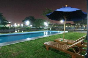 Una piscina al aire libre