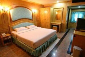 Deluxe Room | Living room | TV