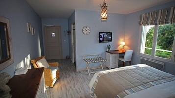 Cribs/infant beds, free WiFi