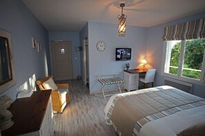 Cots/infant beds, free WiFi