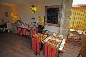 Daily breakfast for a fee - Citotel Les Agapanthes (Ploubazlanec)