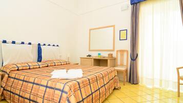 Minibar, Zimmersafe, Schreibtisch, kostenloses WLAN