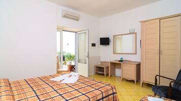 Minibar, coffres-forts dans les chambres, bureau, Wi-Fi gratuit