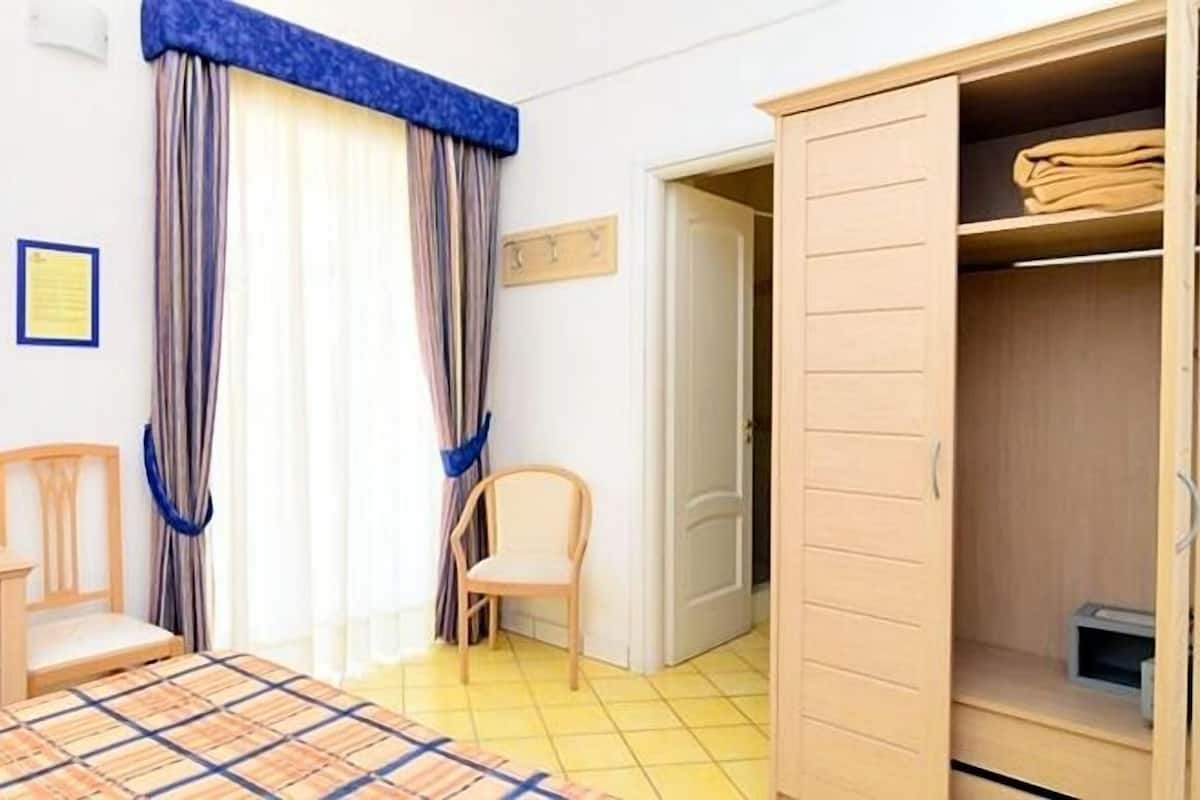 Frigobar, cofres nos quartos, escrivaninha, Wi-Fi de cortesia