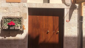 A wooden door with a small window above it, a number '9' sign on the wall, and a sign indicating 'Bed & Breakfast' services. - Bed & Breakfast De Nittis - Meridia Collection (Barletta)