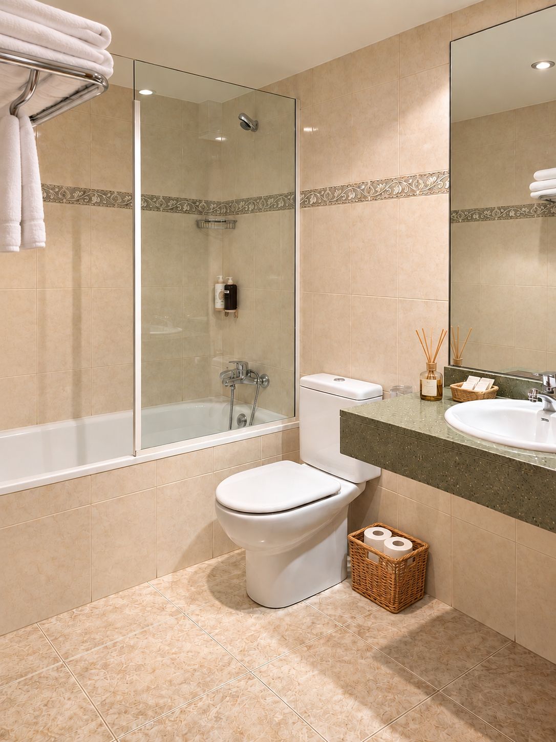 Un baño moderno con ducha envuelta en vidrio, inodoro, lavamanos y espejo.