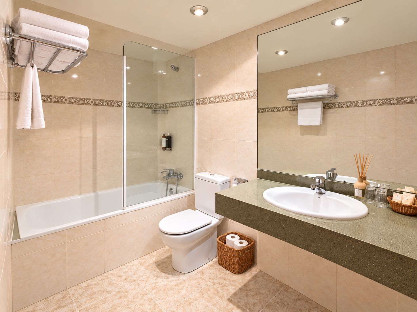 Un baño con bañera, inodoro y lavamanos.