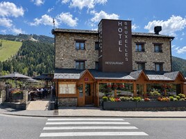 Un hotel con fachada de piedra y un letrero que dice 'HOTEL BRUXELLES RESTAURANT'.