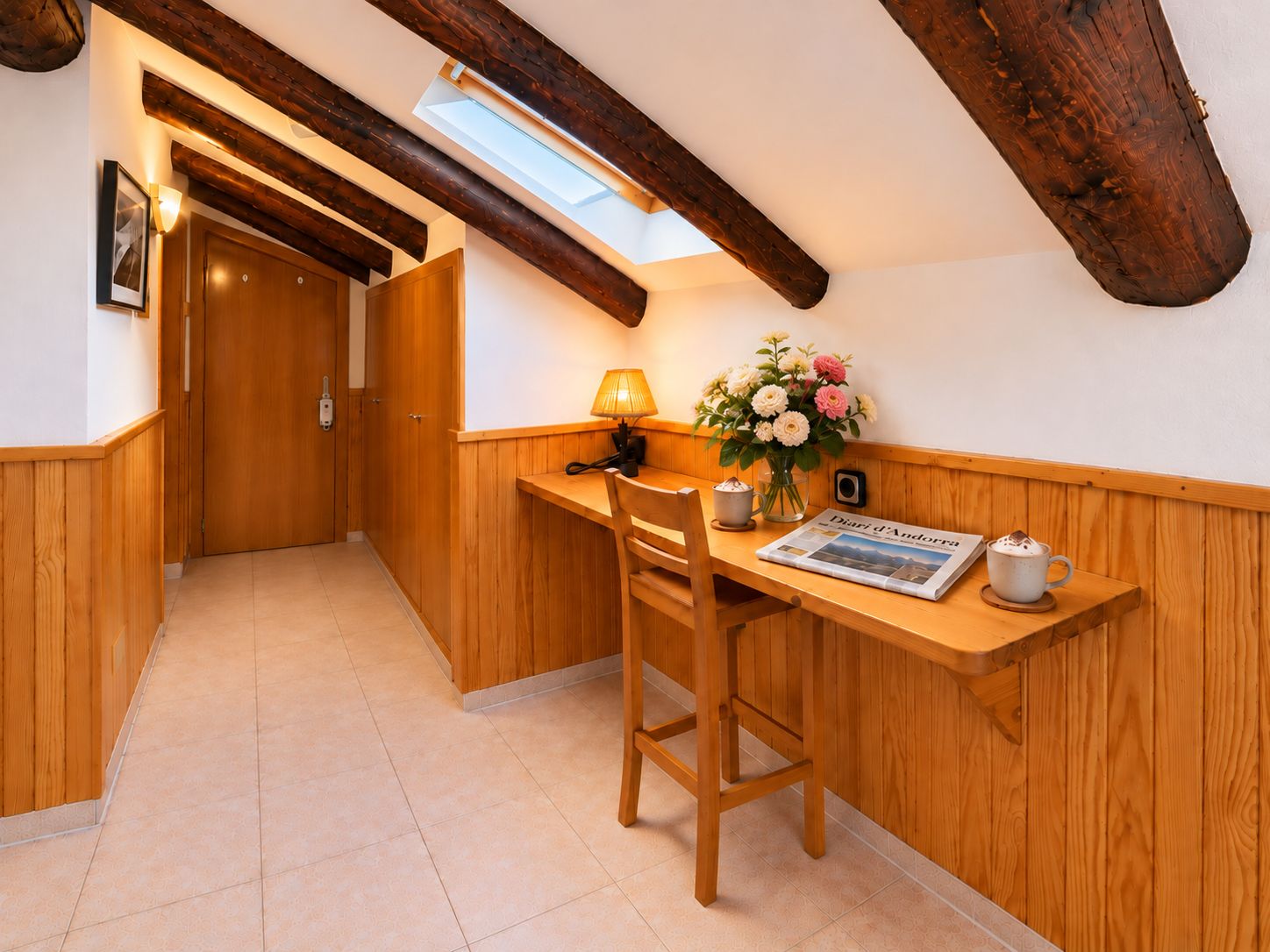 Een knus ingerichte kamer met een houten bureau, een stoel, een lamp, een vaas met bloemen en een krant.