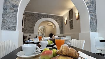 Tägliches inbegriffenes kontinentales Frühstück