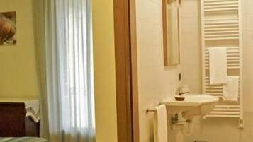 Douche, articles de toilette gratuits, sĂšche-cheveux, bidet