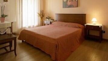 Frette Italian sheets, premium bedding, minibar, desk