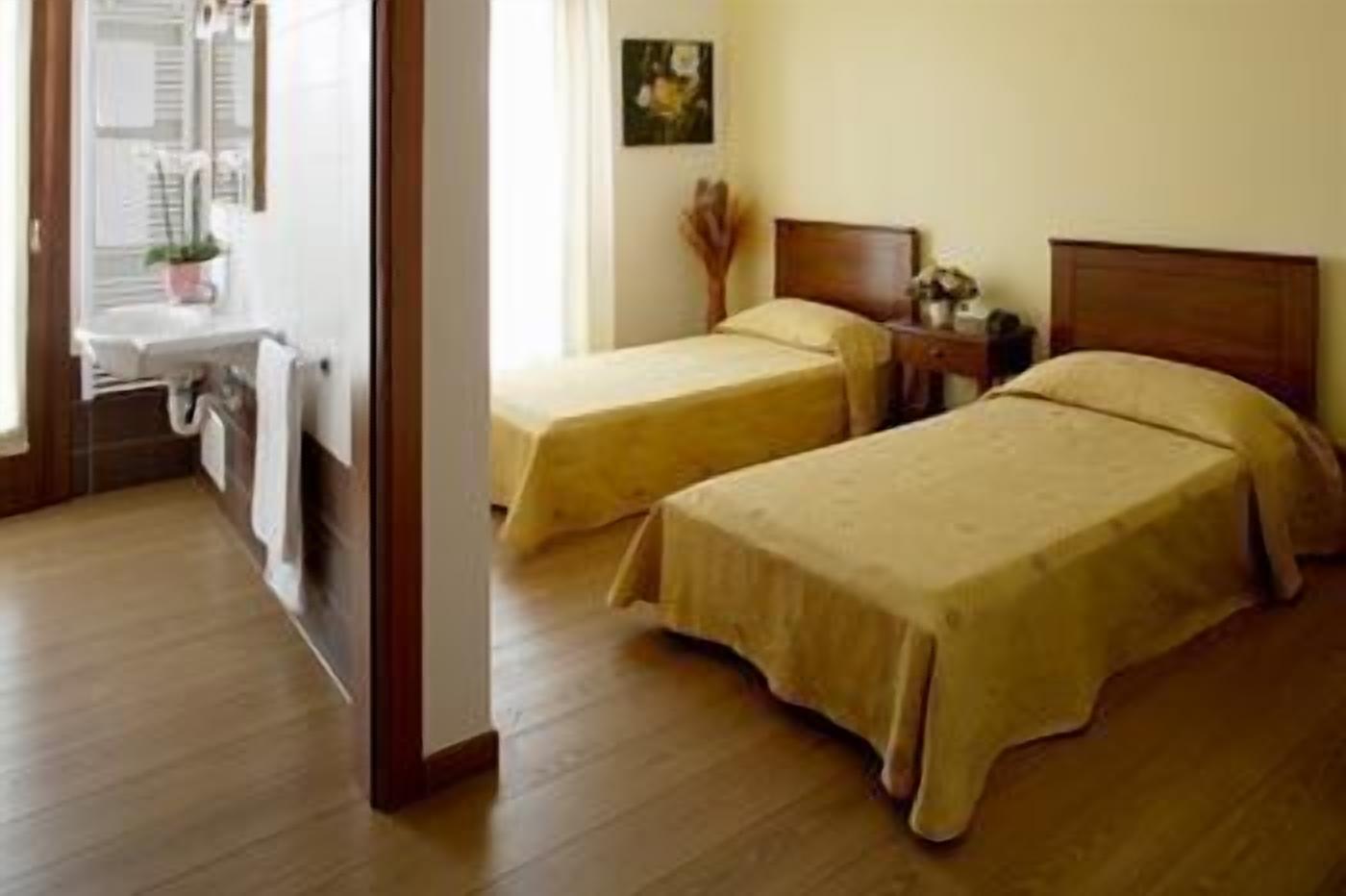 意大利 Frette 床单、高档床上用品、迷你吧、办公桌