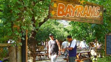 Petit déjeuner et déjeuner servis sur place, restauration en plein air