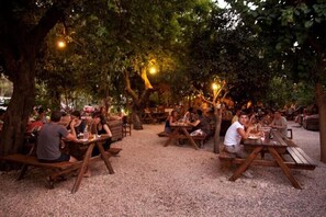 Aperto a colazione, pranzo e cena, con tavoli all'aperto 