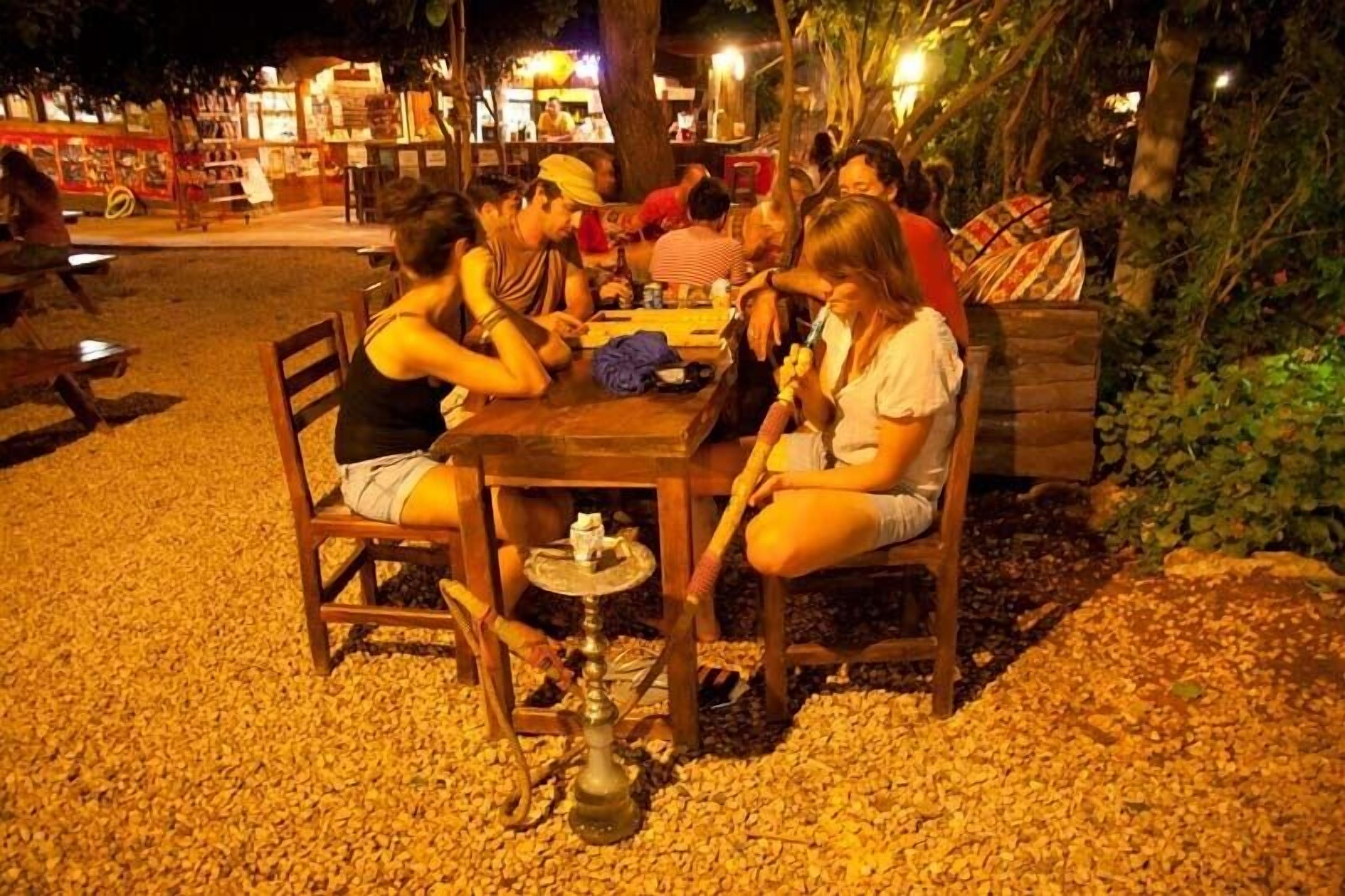 Serviço de café da manhã, almoço, jantar; restaurante ao ar livre