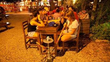 Petit déjeuner et déjeuner servis sur place, restauration en plein air