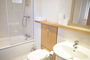 Ilmaiset hygieniatuotteet, hiustenkuivaaja, pyyhkeet