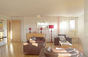 Standard Room | Egyptian cotton sheets, iron/ironing board, free cots/infant beds - Dreamhouse Apartments Edinburgh City Centre (Edinburgh)