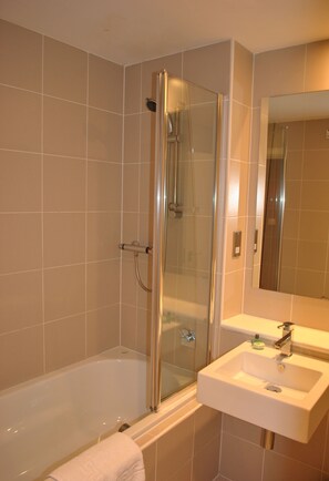 Tina con regadera, amenidades de baño gratuitas, secadora de cabello 