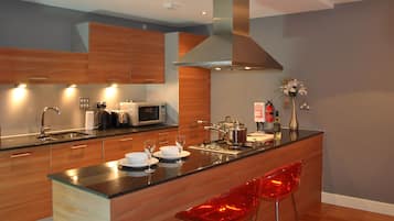 Fridge, microwave, stovetop, dishwasher