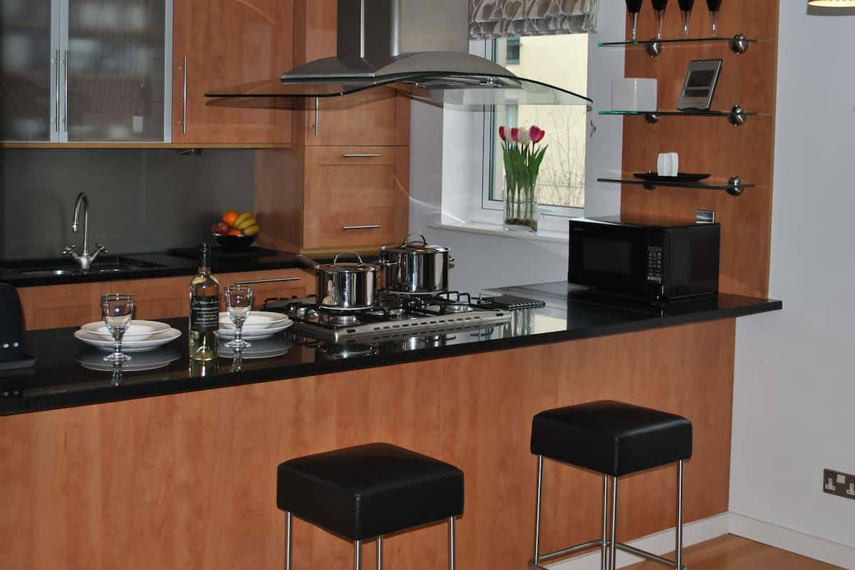 Kühlschrank, Mikrowelle, Herdplatte, Geschirrspüler