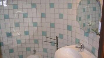 Gratis toiletartikelen, een haardroger, een bidet, handdoeken