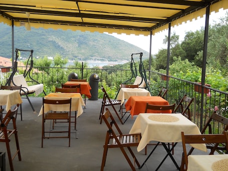 Outdoor dining. Elios Residence
