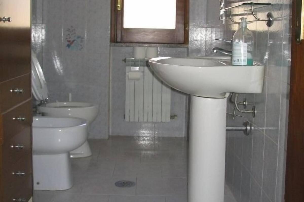 Artículos de tocador gratuitos, secador de pelo, bidet, toallas