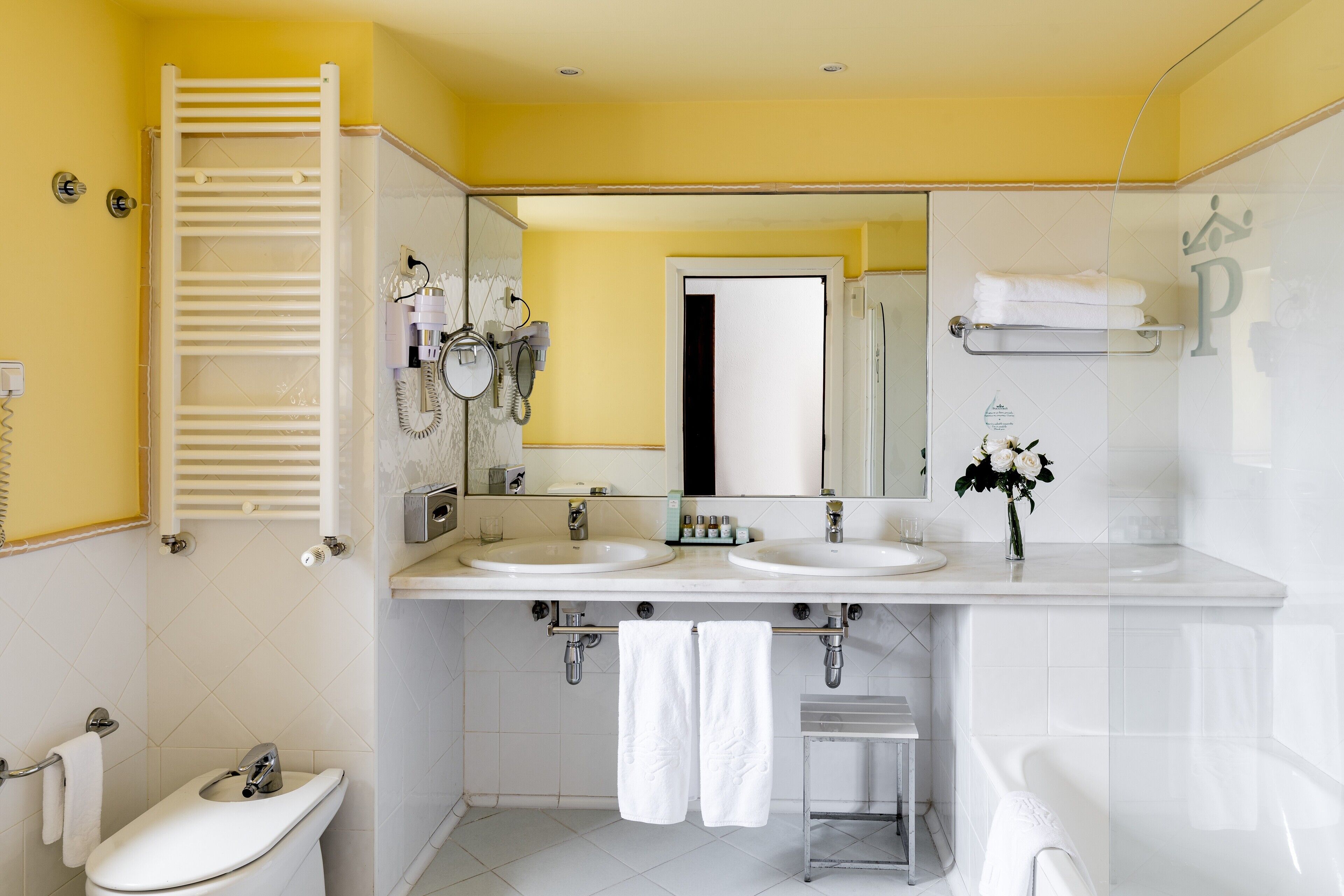 bathtub, jetted bath, free toiletries, hair dryer