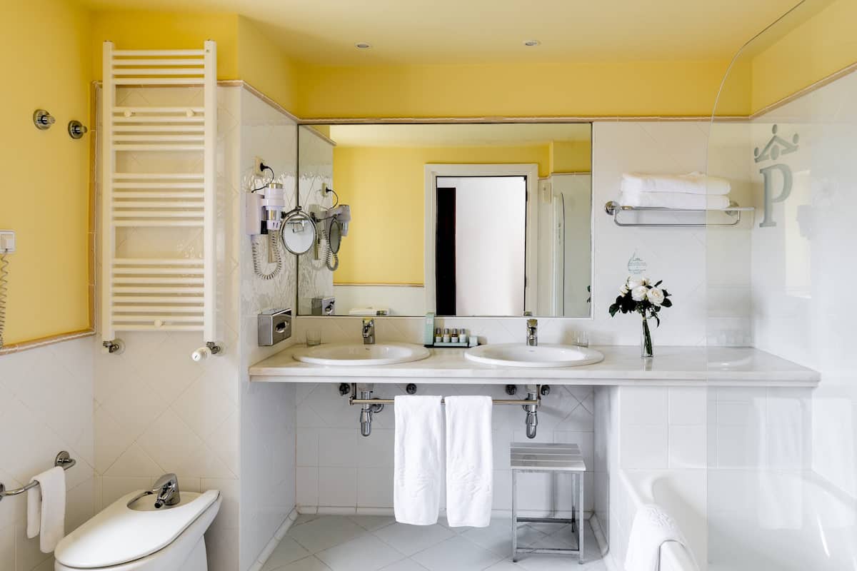 bathtub, jetted bath, free toiletries, hair dryer