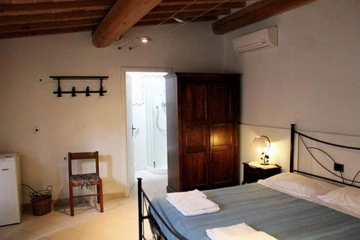 Espacio para trabajar con laptop y cortinas blackout