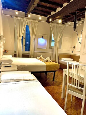 Firemannsrom | Minibar, safe på rommet, skrivebord og strykejern/-brett