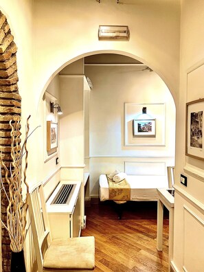 Minibar, in-room safe, desk, iron/ironing board - Domus Ester Roma (Rome)