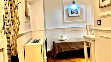 Bar mini, peti besi dalam bilik, meja, seterika/papan seterika