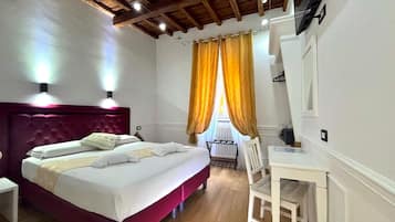 Kahden hengen huone | Minibaari, tallelokero huoneessa, työpöytä, silitysrauta/-lauta