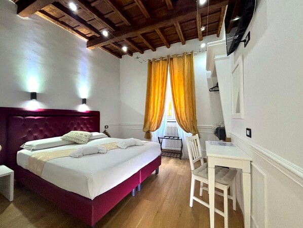 Dobbeltrom | Minibar, safe på rommet, skrivebord og strykejern/-brett