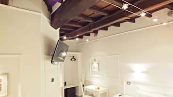 Quadruple Room | Ruang tamu | TV