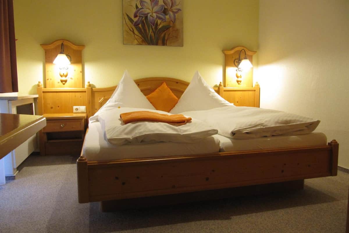 1 bedroom, desk, free cots/infant beds, free wifi