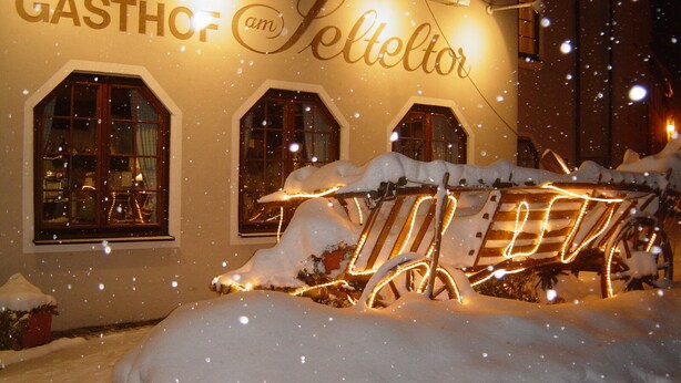 A hotel sign with the name "HOTEL GASTHOF am Seltentor" illuminated at night. - Hotel-Gasthof am Selteltor (Wiesensteig)