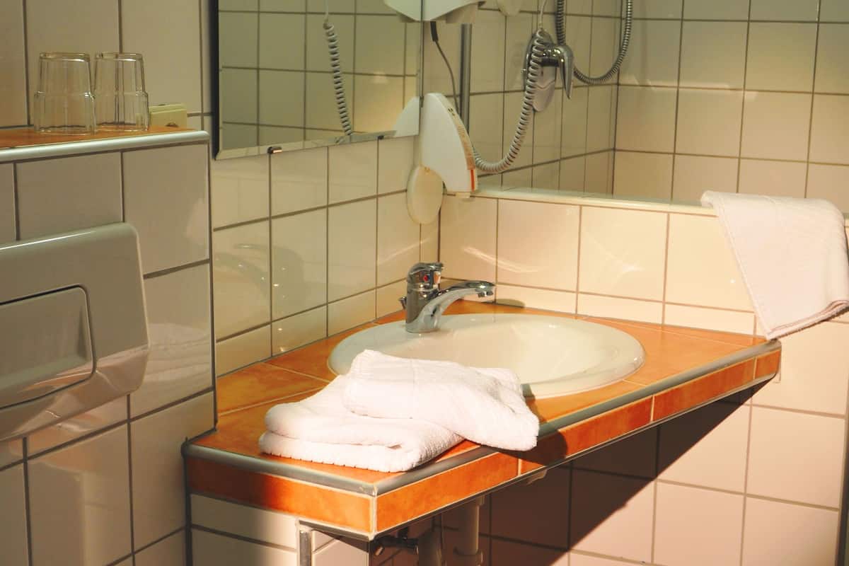 double room | bathroom | shower, hair dryer, towels