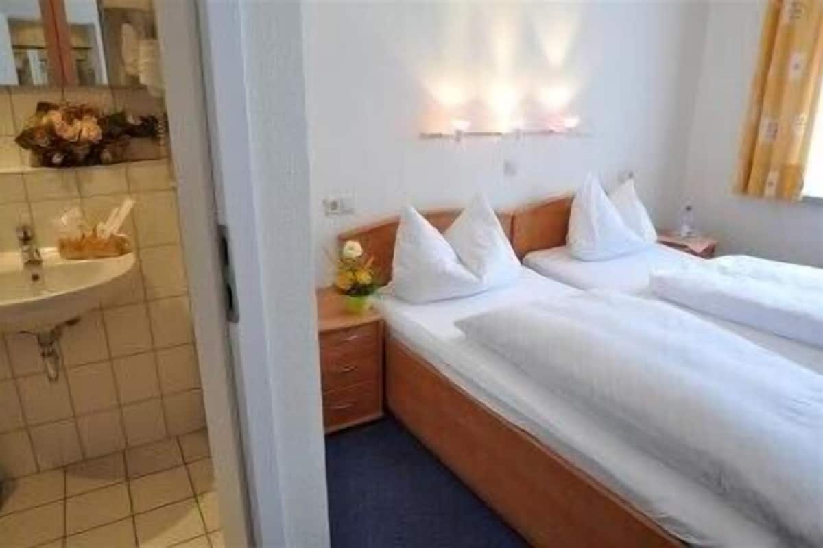 1 bedroom, desk, free cots/infant beds, free wifi