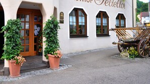 A traditional building with a sign reading "HOTEL-GASTHOF Seltentor." - Hotel-Gasthof am Selteltor (Wiesensteig)