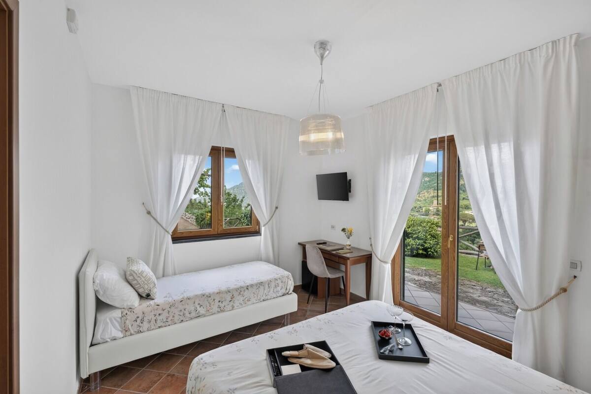 Driepersoonskamer | Luxe beddengoed, een bureau, babybedden (toeslag), gratis wifi