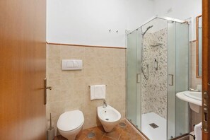Double Room | Bathroom | Shower, rainfall showerhead, hair dryer, bathrobes - Villevieille (Piano di Sorrento)